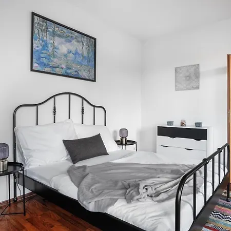 Spacious In Zizkov By Days * براغ