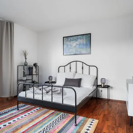 Spacious In Zizkov By Days * براغ